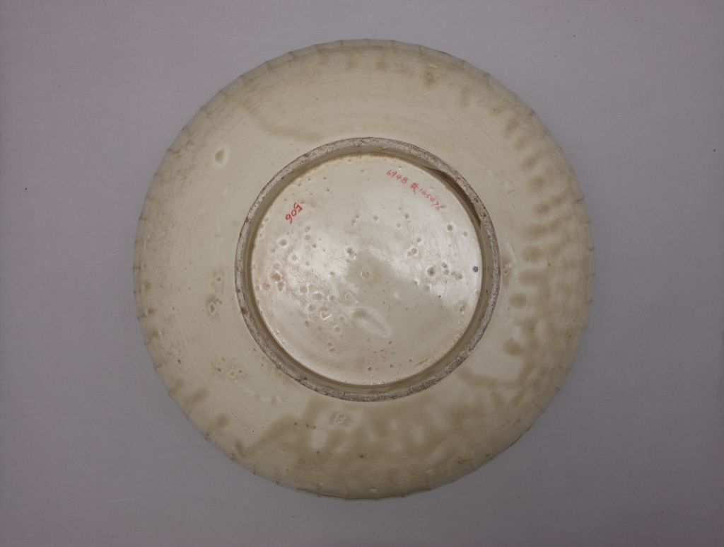 图片[3]-Ding Kiln White Glaze Engraved Flower Inside Sea Water Pisces Outside Lotus Petal Pattern Warm Bowl-China Archive